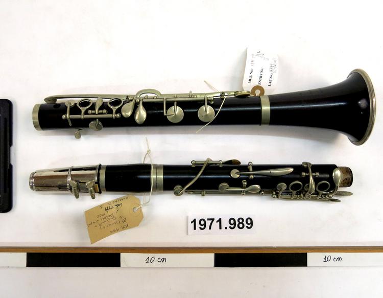 Image of 422.211.2 (single) clarinets with cylindrical bore, with fingerholes