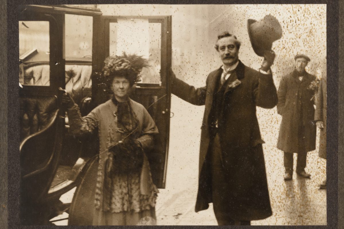 Emslie and Laura Horniman stepping out of a carriage