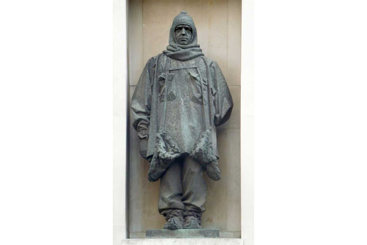 Image shows a bronze statue of Sir Ernest Shackleton