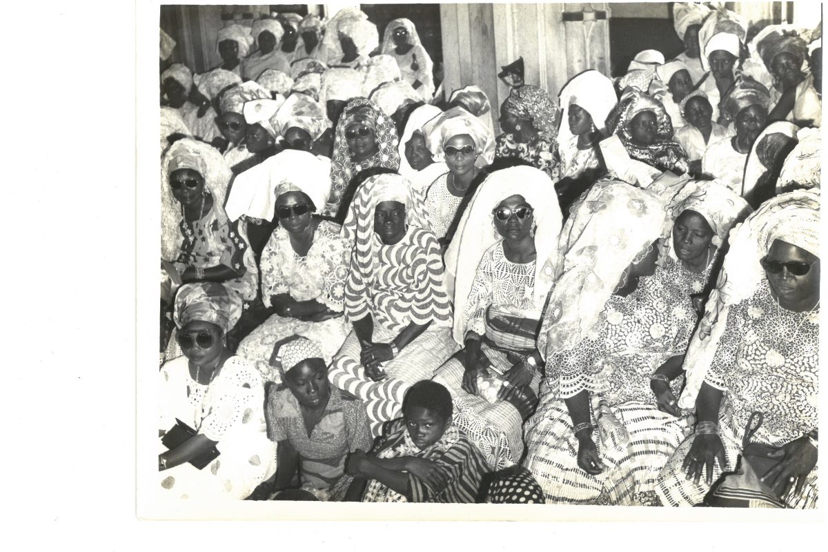 Abiola’s grandmother with her ladies in waiting all wearing Asọ-Ẹbí (collective family & friends clothing).